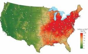 A map of the United States in 1985 showing sulfate levels from green to red. The west coast is primarily green and as you move across the U.S., the Midwest becomes yellow and red and the East coast is almost fully red.