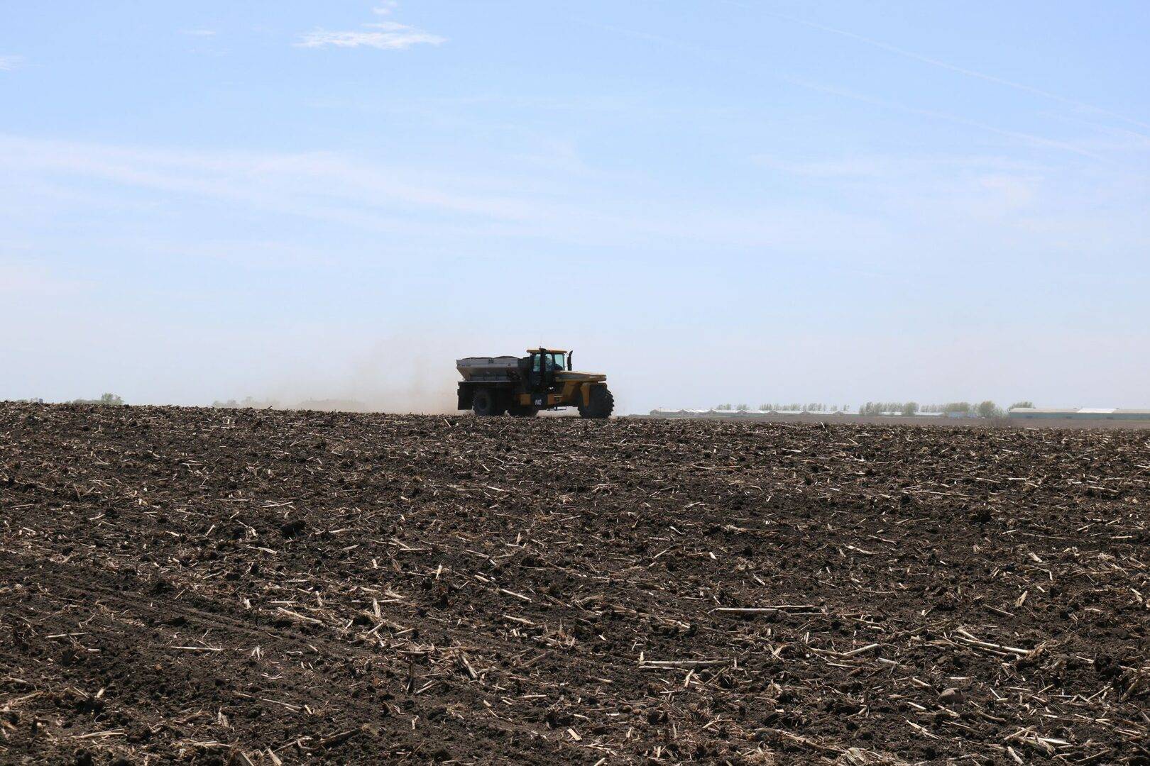 SO4 Application Applicator spreading SO4 in farm field